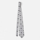 White and black openwork geometric pattern Elsa ネクタイ (裏面)