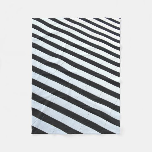 White and black striped illustration フリースブランケット (正面)