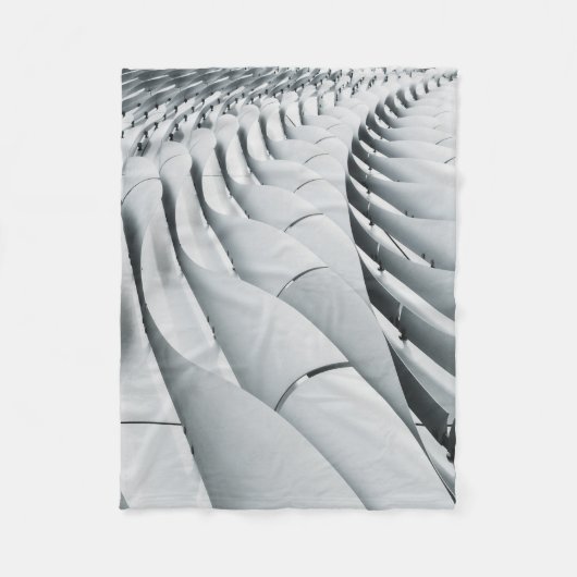 White and gray building structure フリースブランケット (正面)