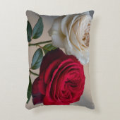 White and Red Rose Home Decor Pillow アクセントクッション (正面(垂直))