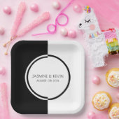 White & Black Modern Geometric Design ペーパープレート (パーティー)