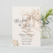 White Bow She's Tying the Knot Bridal Shower 招待状 (スタンド正面)