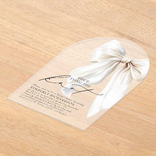 White Bow She's Tying the Knot Chic Bridal Shower アクリル招待状 (レイダウン)