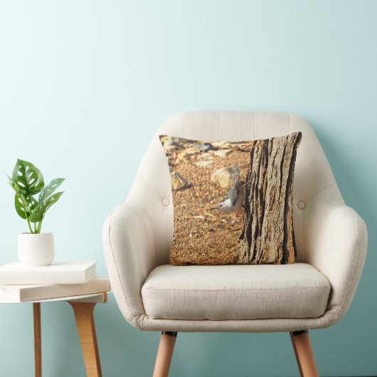 White-breasted Nuthatch Throw Pillow クッション (椅子)