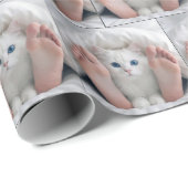 White Cat and Human Feet Under a Duvet ラッピングペーパー (ロールコーナー)