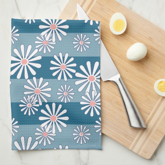 White chamomile flowers on striped blue background キッチンタオル (四つ折り)