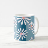 White chamomile flowers on striped blue background コーヒーマグカップ (正面右)