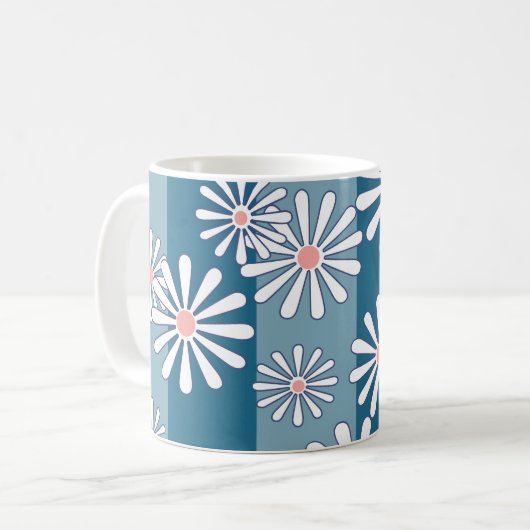 White chamomile flowers on striped blue background コーヒーマグカップ (正面左)
