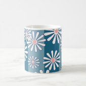 White chamomile flowers on striped blue background コーヒーマグカップ (中央)