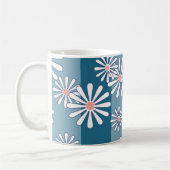 White chamomile flowers on striped blue background コーヒーマグカップ (左)
