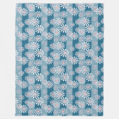 White chamomile flowers on striped blue background フリースブランケット (正面)