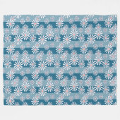 White chamomile flowers on striped blue background フリースブランケット (正面(横))