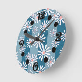White chamomile flowers on striped blue background ラウンド壁時計 (傾斜)
