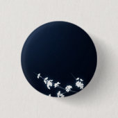 White Cherry Blossom Navy Background 缶バッジ (正面)