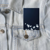 White Cherry Blossom Navy Background 缶バッジ (インサイチュ)
