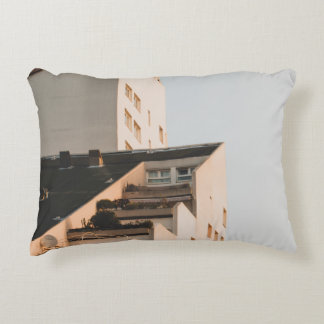 WHITE CONCRETE BUILDING アクセントクッション