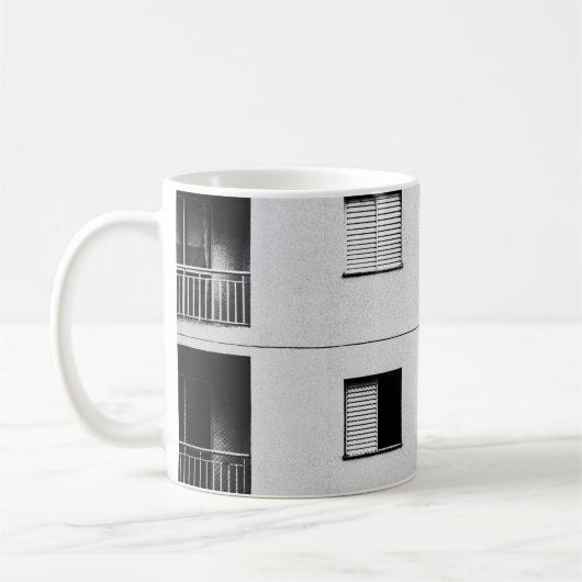 White concrete building コーヒーマグカップ (左)