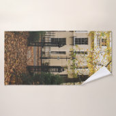 WHITE CONCRETE HOUSE SURROUNDED BY TREES DURING DA バスタオル (バスタオル)