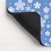 White Daisies and Dots On Blue マウスパッド (コーナー)