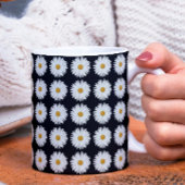 White Daisy Floral Pattern on Black コーヒーマグカップ