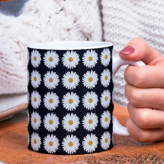 White Daisy Floral Pattern on Black コーヒーマグカップ