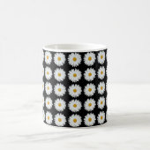 White Daisy Floral Pattern on Black コーヒーマグカップ (中央)