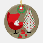 White Dog in Mid Century Christmas Room セラミックオーナメント (裏面)