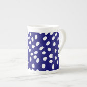 White Dots Dark Blue ボーンチャイナマグカップ (正面右)