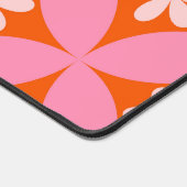 White Flowers on Mid Century Pink Circles Pattern  デスクマット (コーナー)