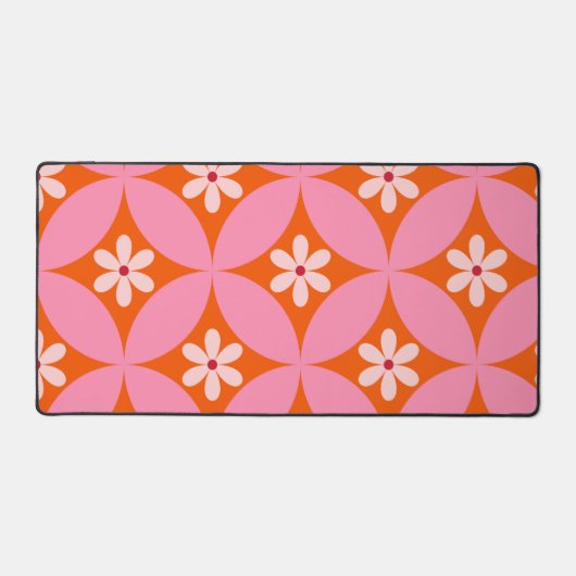 White Flowers on Mid Century Pink Circles Pattern  デスクマット (正面)