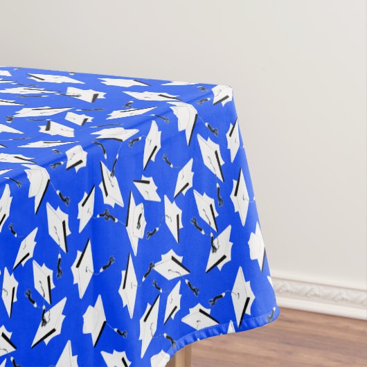 White Graduation Caps on Bright Blue テーブルクロス (インサイチュ)