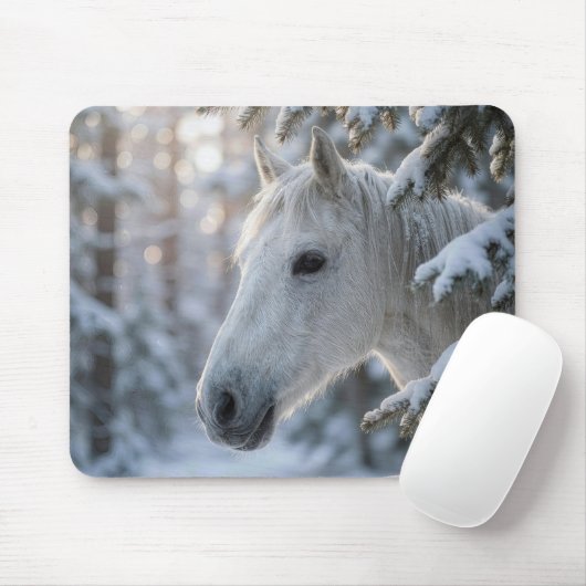 White Horse In Snowy Pine Tree マウスパッド (マウス)