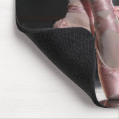 White Kitten Untying a Ballerina Slipper マウスパッド (コーナー)