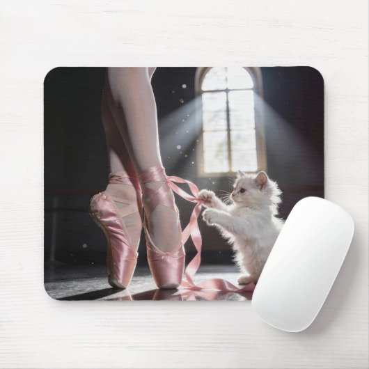 White Kitten Untying a Ballerina Slipper マウスパッド (マウス)