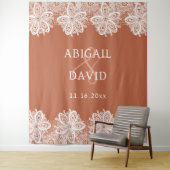 White Lace on Terracotta Wedding Backdrop タペストリー (インサイチュ)