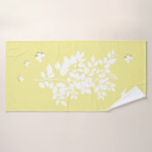 White leafy branch and butterflies in profile バスタオル (バスタオル)