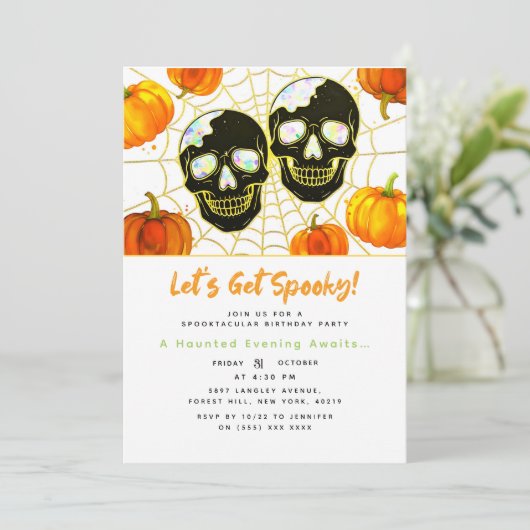 White | Modern Faux Opal Halloween skulls 招待状 (スタンド正面)