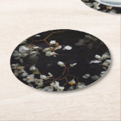 White moody flowers on dark background ラウンドペーパーコースター (アングル)
