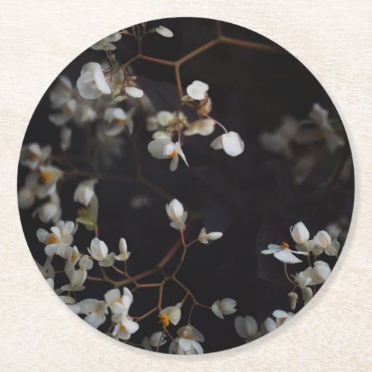 White moody flowers on dark background ラウンドペーパーコースター (正面)