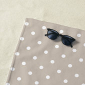 White On Beige Polka Dots Pattern With Custom Name ビーチタオル (インサイチュ)