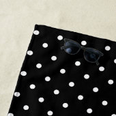 White On Black Polka Dots Pattern With Custom Name ビーチタオル (インサイチュ)