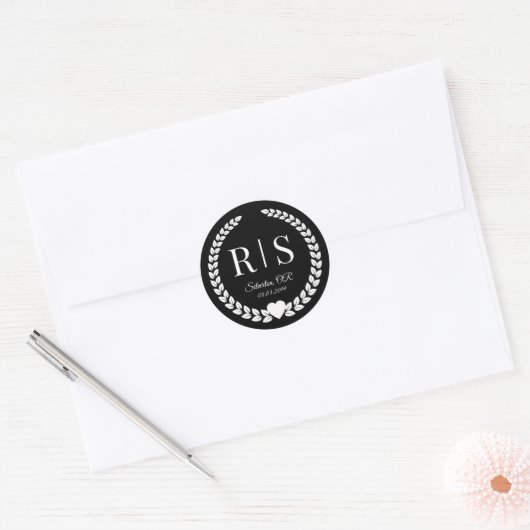 White on Black Wedding Monogram Initials ラウンドシール (封筒)