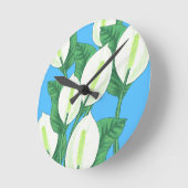 White peace lilies on pale blue background  ラウンド壁時計 (傾斜)