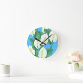 White peace lilies on pale blue background  ラウンド壁時計 (ホーム)