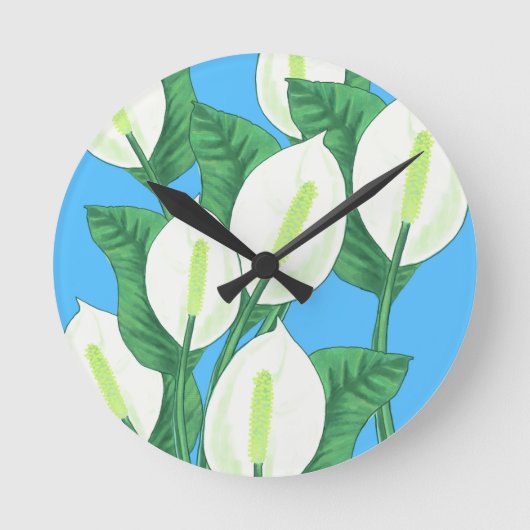 White peace lilies on pale blue background  ラウンド壁時計 (正面)