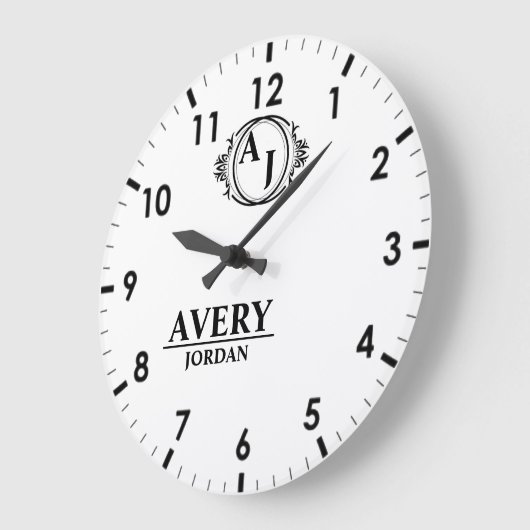 White Personalized Monogram Custom Elegant ラージ壁時計 (傾斜)