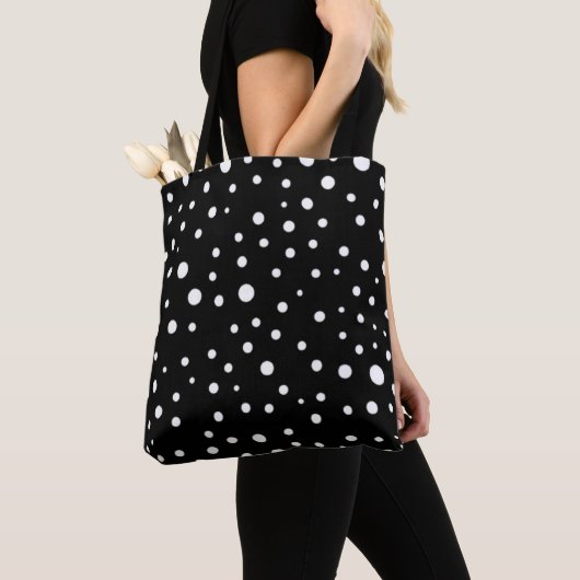 White Polka Dots on Black Tote トートバッグ (クローズアップ)