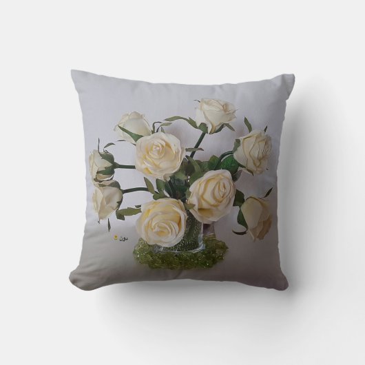 WHITE ROSES IN A GREEN VASE クッション (正面)