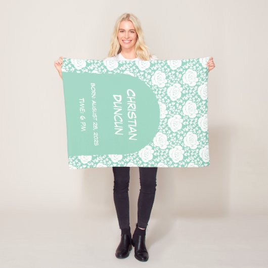 White Roses with An Arch Baby Shower Gift フリースブランケット (インサイチュ)