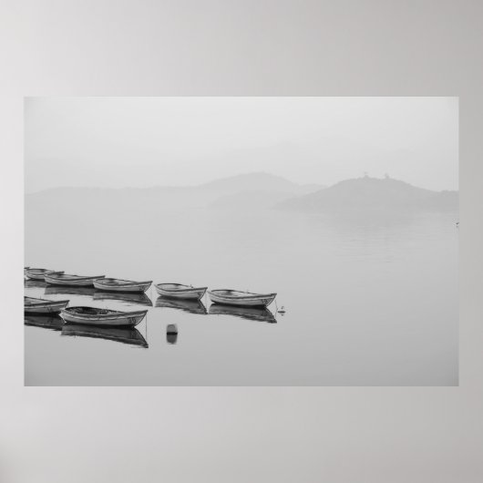 WHITE ROW BOATS INLINE ON BODY OF WATER DURING FOG ポスター (正面)